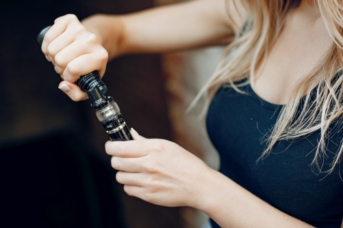 Peut-on mélanger différents e-liquides ? Conseils et précautions